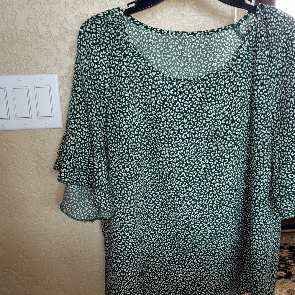 SHEIN Curve 0XL Green Patterned Women's Blouse w flattering neckline